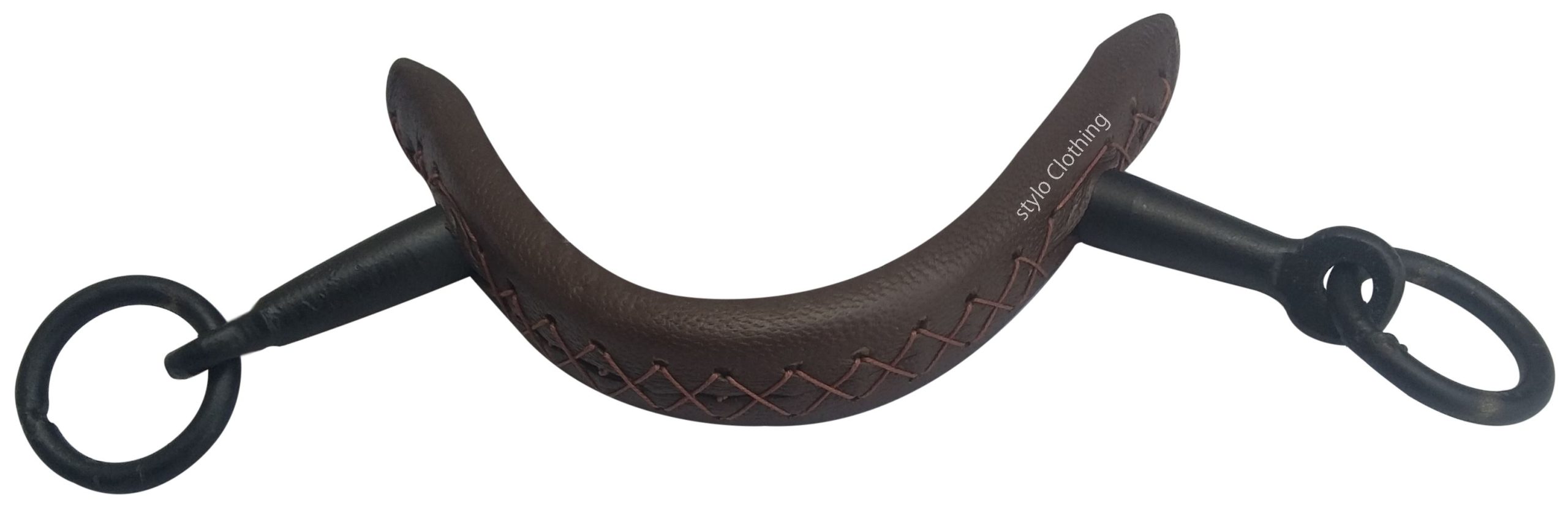 Stylish and functional horse cavesson noseband in premium leather with 2 rings, perfect for training, custom options available.